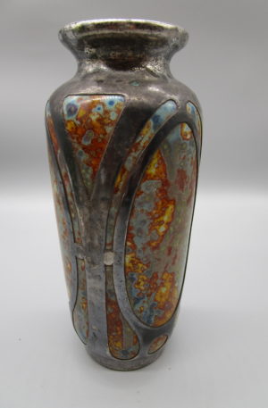 Antiquitäten in Basel: Vase mit Metall seitlich
